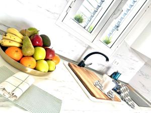 un bol de fruta en un mostrador junto a un fregadero en Casa Caladero, en El Golfo 37 fotos más