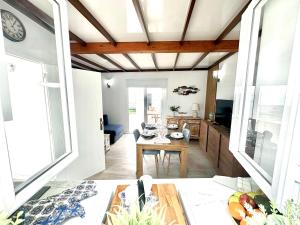 Una cocina y una sala de estar con mesa y sillas. en Casa Caladero, en El Golfo