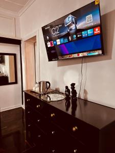 TV a/nebo společenská místnost v ubytování Buona Notte Suites in Linden