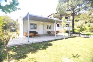 Το κτήριο όπου στεγάζεται  η παραθεριστική κατοικία