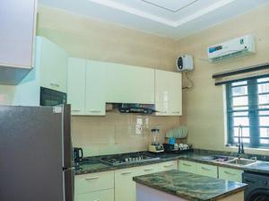 Dapur atau dapur kecil di Lekki 3 Bedrooms Furnished Home Ensuite Stylish & Comfortable