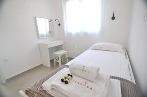 Ένα ή περισσότερα κρεβάτια σε δωμάτιο στο Zennova #29 Vourvourou Garden Family House