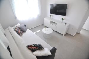 Μια τηλεόραση ή/και κέντρο ψυχαγωγίας στο Zennova #29 Vourvourou Garden Family House