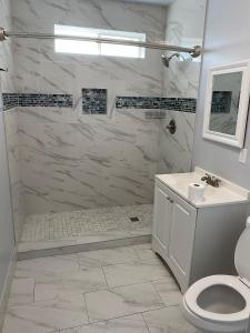 Ένα μπάνιο στο Hollywood Homes of Love