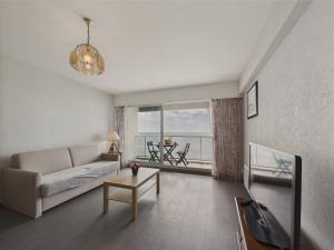 Μια τηλεόραση ή/και κέντρο ψυχαγωγίας στο Appartement vue mer à 500m de la plage