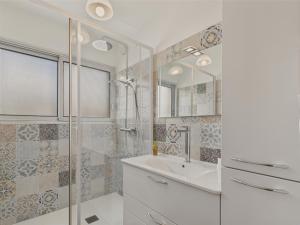 Ένα μπάνιο στο Appartement vue mer à 500m de la plage +12 φωτογραφίες