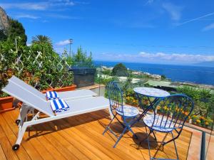 卡普里La Scaletta的甲板上设有带长凳和两把椅子的门廊 更多36张照片