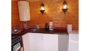 Kuchyň nebo kuchyňský kout v ubytování Korjuse Moori metsaonn- forest hut