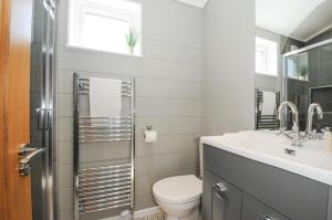 a bathroom with a toilet and a sink at 17 Meadow Retreat in Liskeard +28 photos