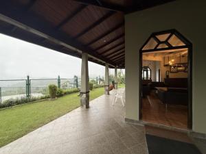 een huis met een terras met uitzicht op de oceaan bij Kings Villa Nuwara Eliya in Nuwara Eliya +9 foto's