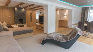 TV a/nebo společenská místnost v ubytování Wellnesshotel Mein Almhof Superior