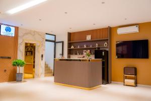 a lobby with a counter and a kitchen at La Vie En Rose Villas - Flamingo Hải Tiến - Thanh Hóa in Thanh Hóa