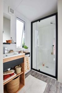 a bathroom with a glass shower and a sink at Camping 3 étoiles - Piscine - cca0gbb in Apremont