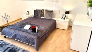 une chambre avec un grand lit et deux tables de nuit dans l'établissement VILLA SUNSHINE "SUNSHINE SUITE" NAD JEZIOREM KOMINEK i WANNA w SALONIE OGRóD BALKON, à Lipnica