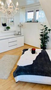 une chambre avec un grand lit dans une pièce dans l'établissement VILLA SUNSHINE "SUNSHINE SUITE" NAD JEZIOREM KOMINEK i WANNA w SALONIE OGRóD BALKON, à Lipnica