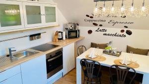 une cuisine avec un évier et une table avec des chaises dans l'établissement VILLA SUNSHINE "SUNSHINE SUITE" NAD JEZIOREM KOMINEK i WANNA w SALONIE OGRóD BALKON, à Lipnica 37 autres photos