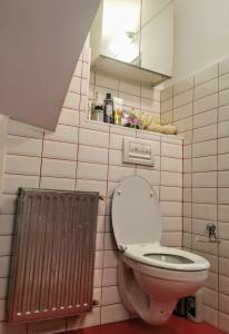 ein Badezimmer mit einem rosa WC und einem Spiegel in der Unterkunft House with a garden in Pipera in Bukarest + 35 Fotos