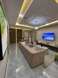 Televisyen dan/atau pusat hiburan di Stylish and cozy 2 bedroom Apartment in Lekki +5 gambar