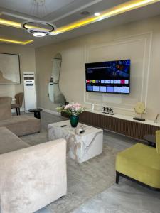 Televisyen dan/atau pusat hiburan di Stylish and cozy 2 bedroom Apartment in Lekki