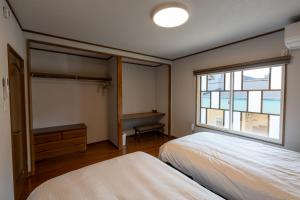 Postel nebo postele na pokoji v ubytování Cozy TAKAYAMA