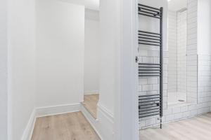 Ένα μπάνιο στο Cedar View - 2 Bed Apartment