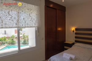 A bed or beds in a room at Apartamentos la Buganvilla Még 13 kép