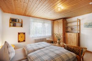 a bedroom with a bed and a wooden ceiling at Hornihäusle in Aufʼm Bühl