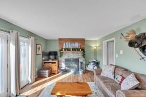 un salon avec un canapé et une cheminée dans l'établissement 18N - Cozy & Scenic Mountain Retreat, à North Creek 23 autres photos