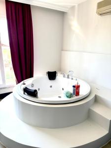 een badkamer met een witte wastafel en een rood gordijn bij Apartment wıth jacuzzı and pool 10 mınutes from the DeadSea in Fethiye