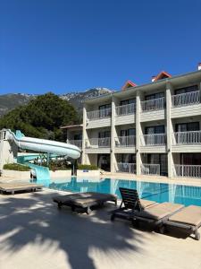 een hotel met een zwembad en een waterglijbaan bij Apartment wıth jacuzzı and pool 10 mınutes from the DeadSea in Fethiye