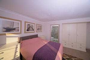 Ένα ή περισσότερα κρεβάτια σε δωμάτιο στο Fort Victoria Cottages - Seafarers