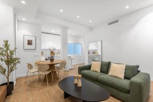 een woonkamer met een groene bank en een tafel bij Luxury and emblematic apartment in Murcia