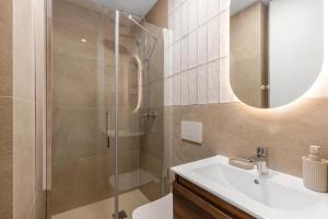 een badkamer met een wastafel en een douche bij Luxury and emblematic apartment in Murcia +21 foto's
