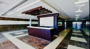 un hall d'entrée avec un comptoir dans un immeuble dans l'établissement Luxurious place to stay in Dubai Marina, à Dubaï 28 autres photos