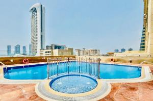 une piscine sur le toit d'un immeuble dans l'établissement Luxurious place to stay in Dubai Marina, à Dubaï