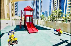 une aire de jeux avec toboggan rouge dans une ville dans l'établissement Luxurious place to stay in Dubai Marina, à Dubaï
