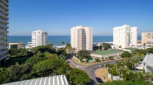 una ciudad con altos edificios blancos y el océano en 402 ipanema, en Durban