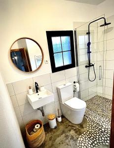 a bathroom with a toilet and a sink and a mirror at Romantisches Apartment, Finca nahe Malaga in Ríogordo