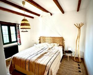 a bedroom with a bed in a room at Romantisches Apartment, Finca nahe Malaga in Ríogordo