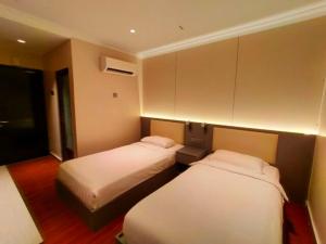 a hotel room with two beds at Hotel O GHC Near Penang Street Art Formerly Queen City Hotel in George Town