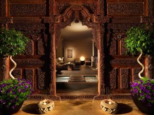 uma sala de estar com um arco com flores roxas em Royal Garden Villas, Luxury Hotel em Adeje