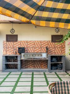 Televiisor ja/või meelelahutuskeskus majutusasutuses A Luxury Residance in DHA, Karachi