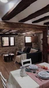 ein Wohnzimmer mit Couch und Tisch in der Unterkunft Casa Rural Acogedora en Veguillas de la Sierra in Veguillas de la Sierra