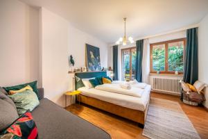 a bedroom with a bed and a couch at Reihenvilla Ambachgasse in Caldaro