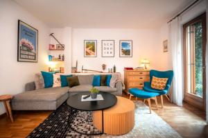 a living room with a couch and a table and chairs at Reihenvilla Ambachgasse in Caldaro