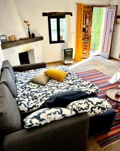 a couch with pillows on it in a living room at Romantisches Apartment, Finca nahe Malaga in Ríogordo