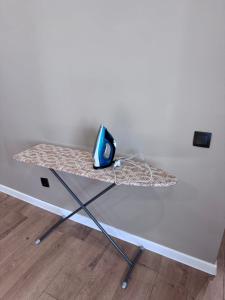 a table with a computer on top of it at Посуточно 1 комнатная Драмтеатр, ЖК Park city, Green Leaf, Noviy Bereg, ТЦ MAXI MALL in Ustʼ-Kamenogorsk +5 photos