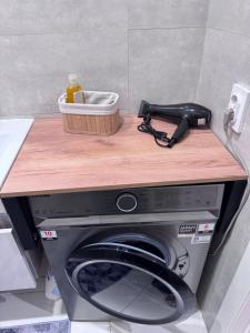 a counter on top of a washing machine at Посуточно 1 комнатная Драмтеатр, ЖК Park city, Green Leaf, Noviy Bereg, ТЦ MAXI MALL in Ustʼ-Kamenogorsk