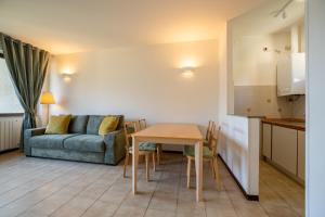 Oliveto LarioにあるCasa Onno con Vista Lago by Wonderful Italyのテーブルとソファのあるリビングルーム