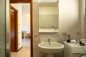 Oliveto LarioにあるCasa Onno con Vista Lago by Wonderful Italyの洗面台と鏡のあるバスルーム +46枚の写真